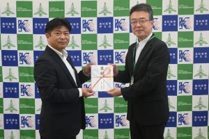 05 目録の贈呈.JPG